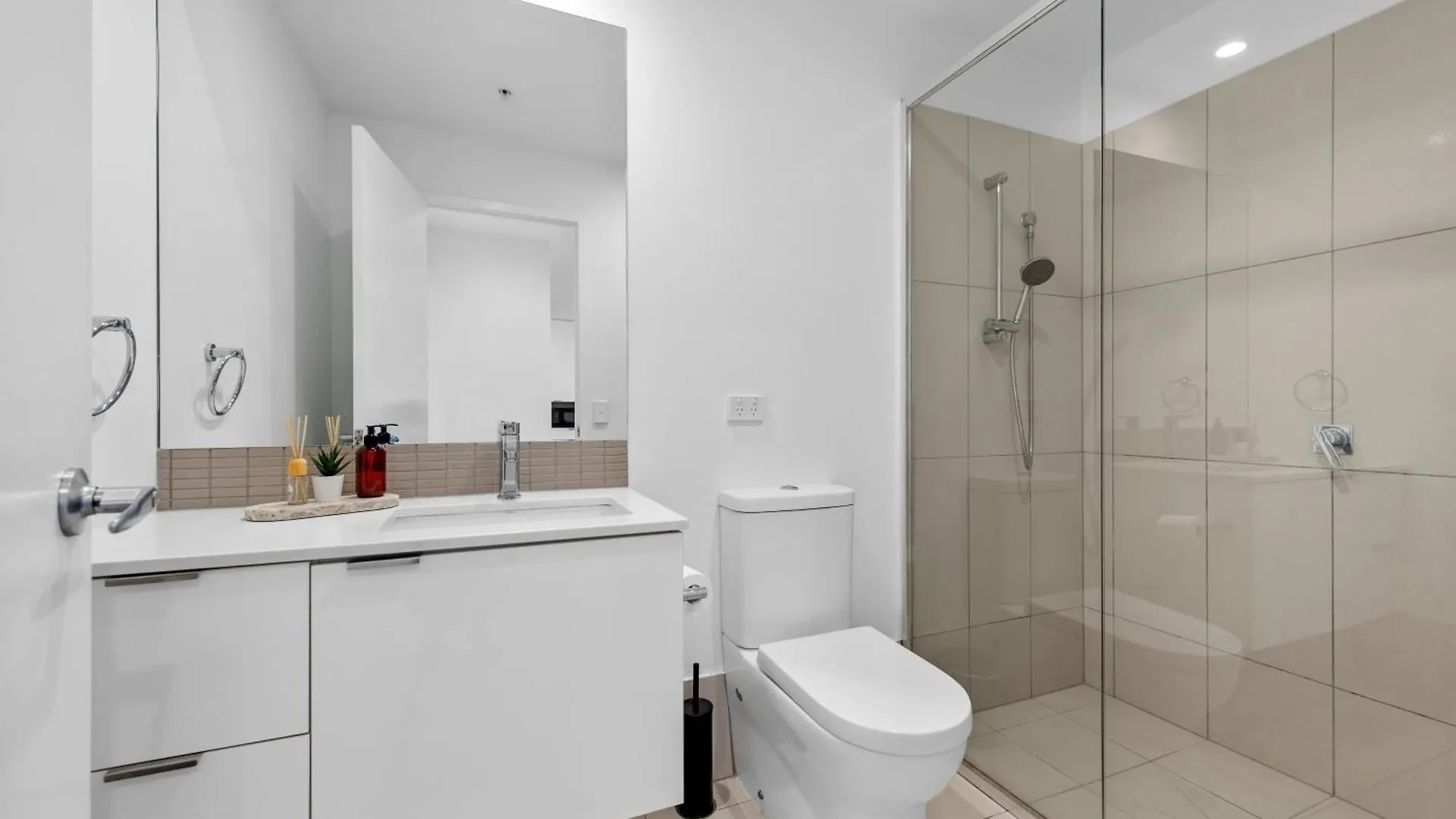 Bright And Cozy 2Br Apt With King Bed, Parking & Wi-Fi Brisbane Australia