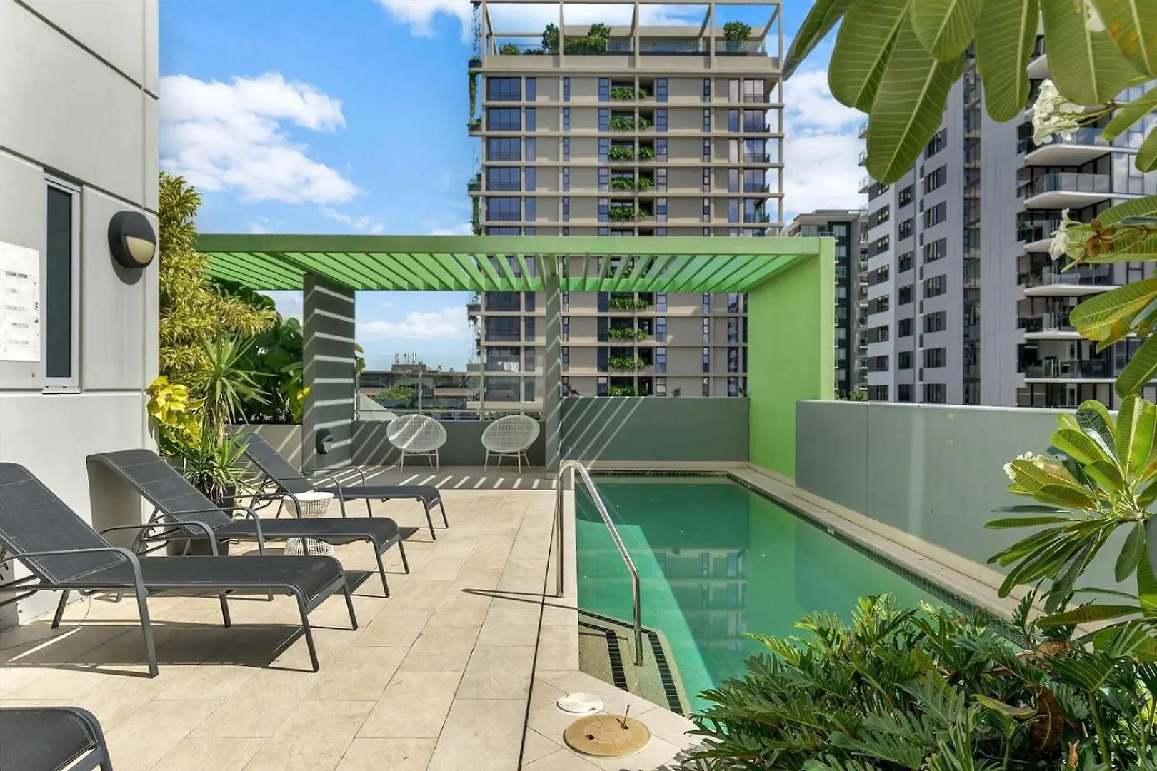 Bright And Cozy 2Br Apt With King Bed, Parking & Wi-Fi Brisbane Apartment