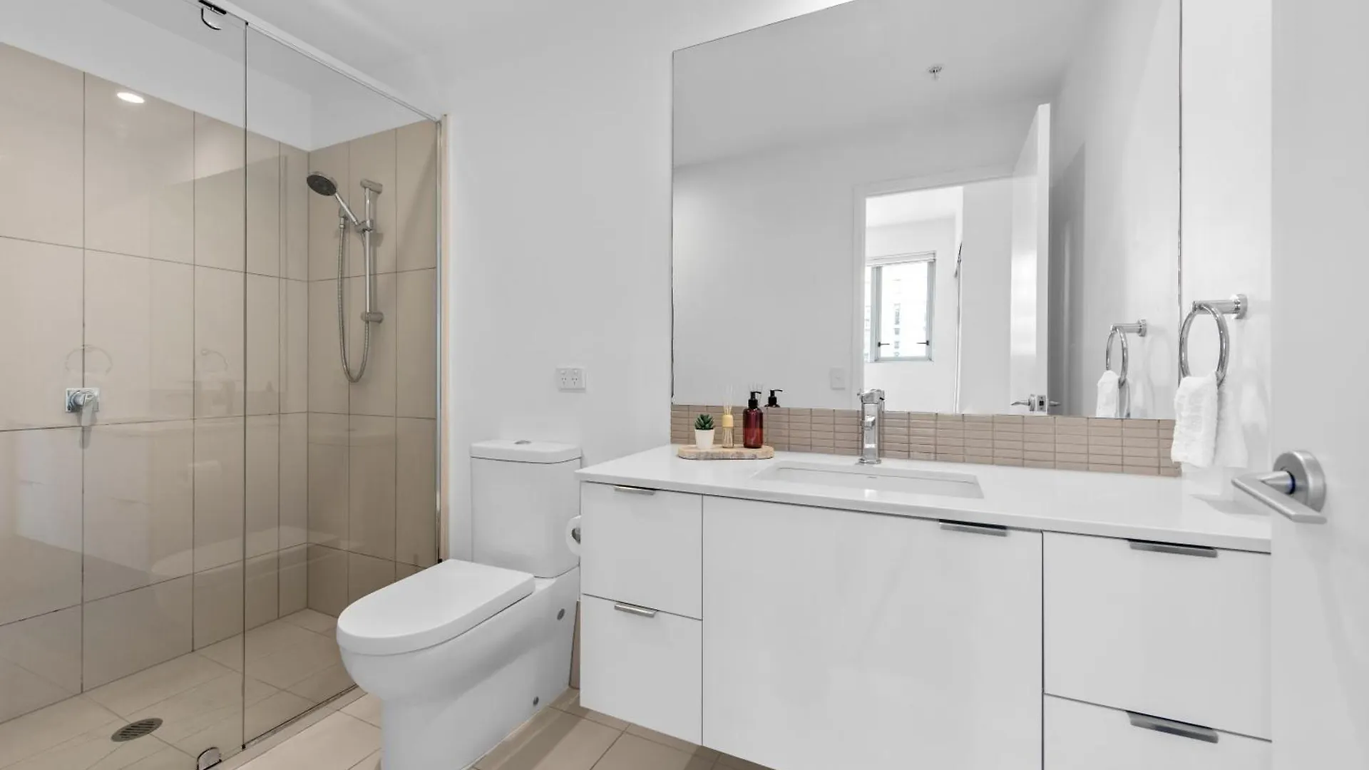 Apartment Bright And Cozy 2Br Apt With King Bed, Parking & Wi-Fi Brisbane