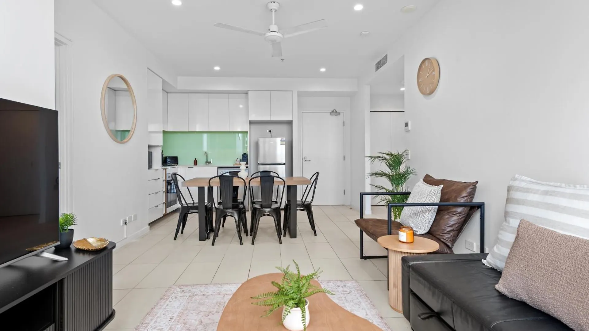 Bright And Cozy 2Br Apt With King Bed, Parking & Wi-Fi Brisbane Apartment